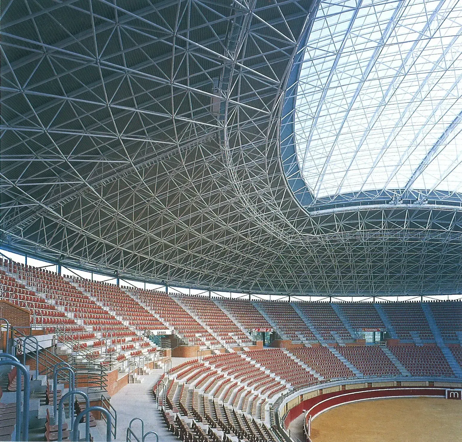 Un primer plano del techo de un edificio.