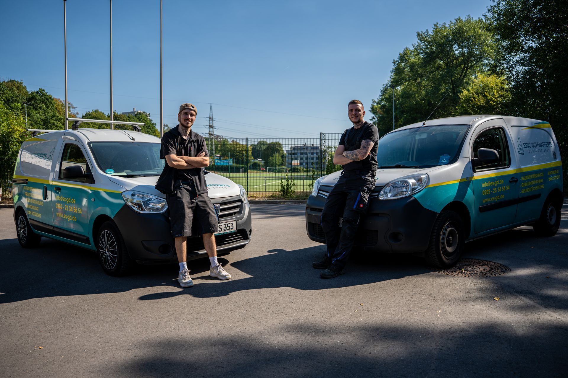 zwei Personen sitzen an einem Schreibtisch und verfassen ein Dokument