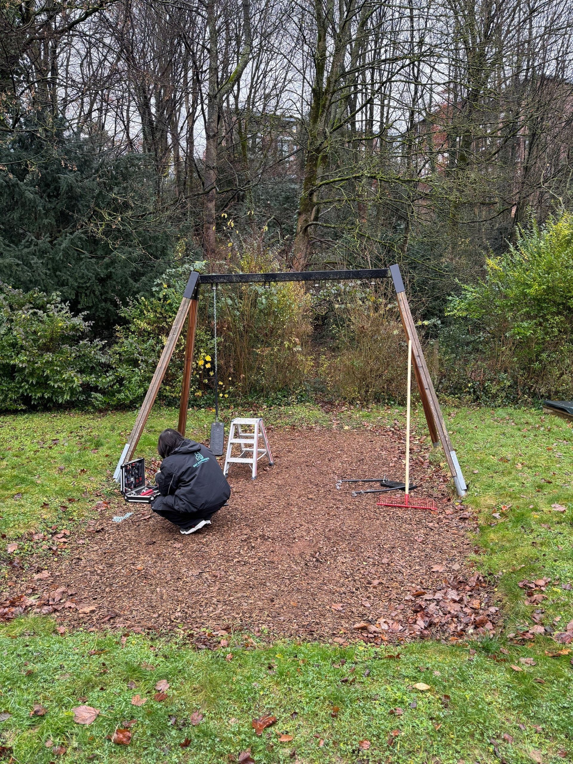 ein Mann reinigt eine Glasfassade