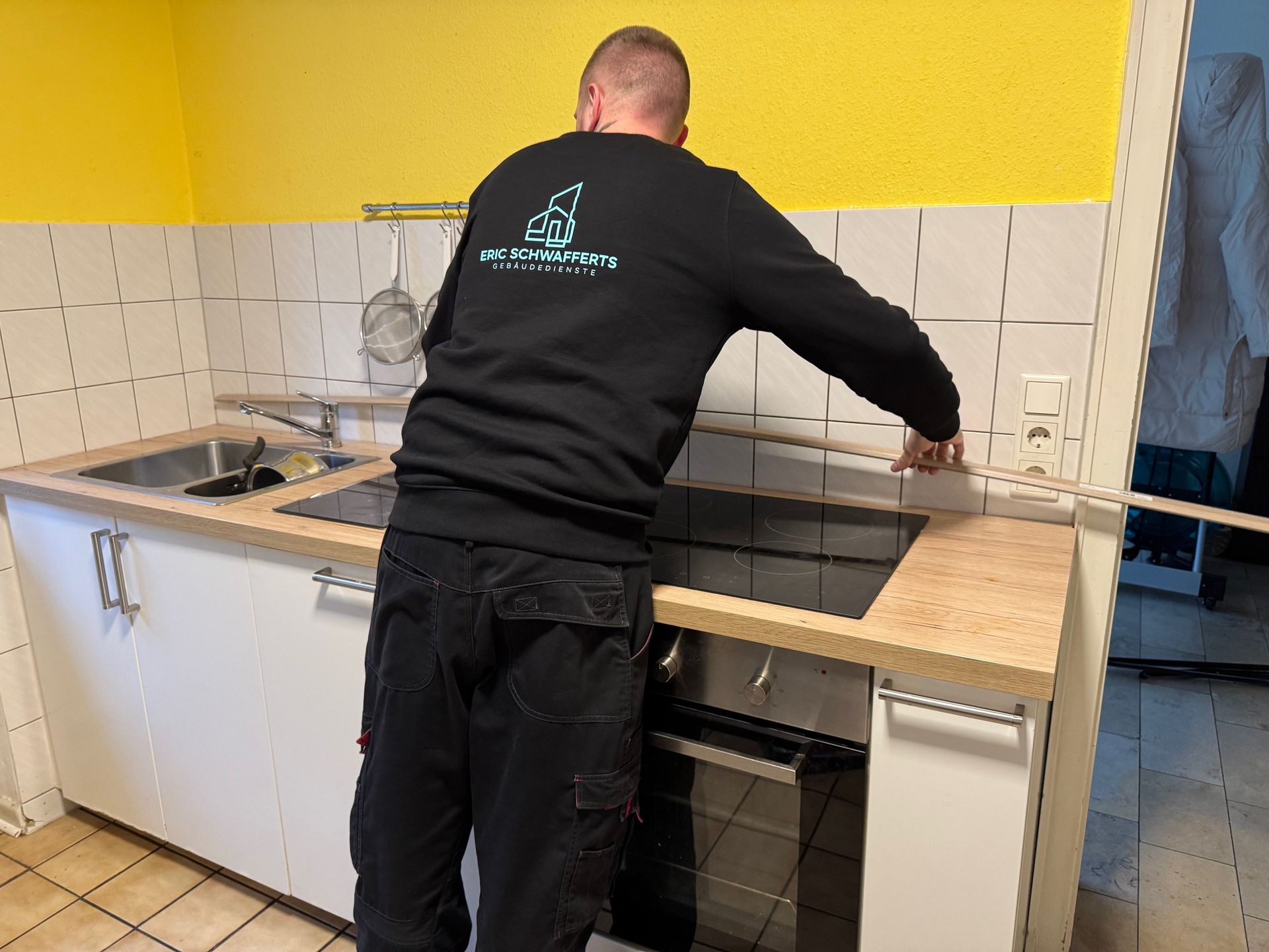 ein Mann repariert einen Durchlauferhitzer