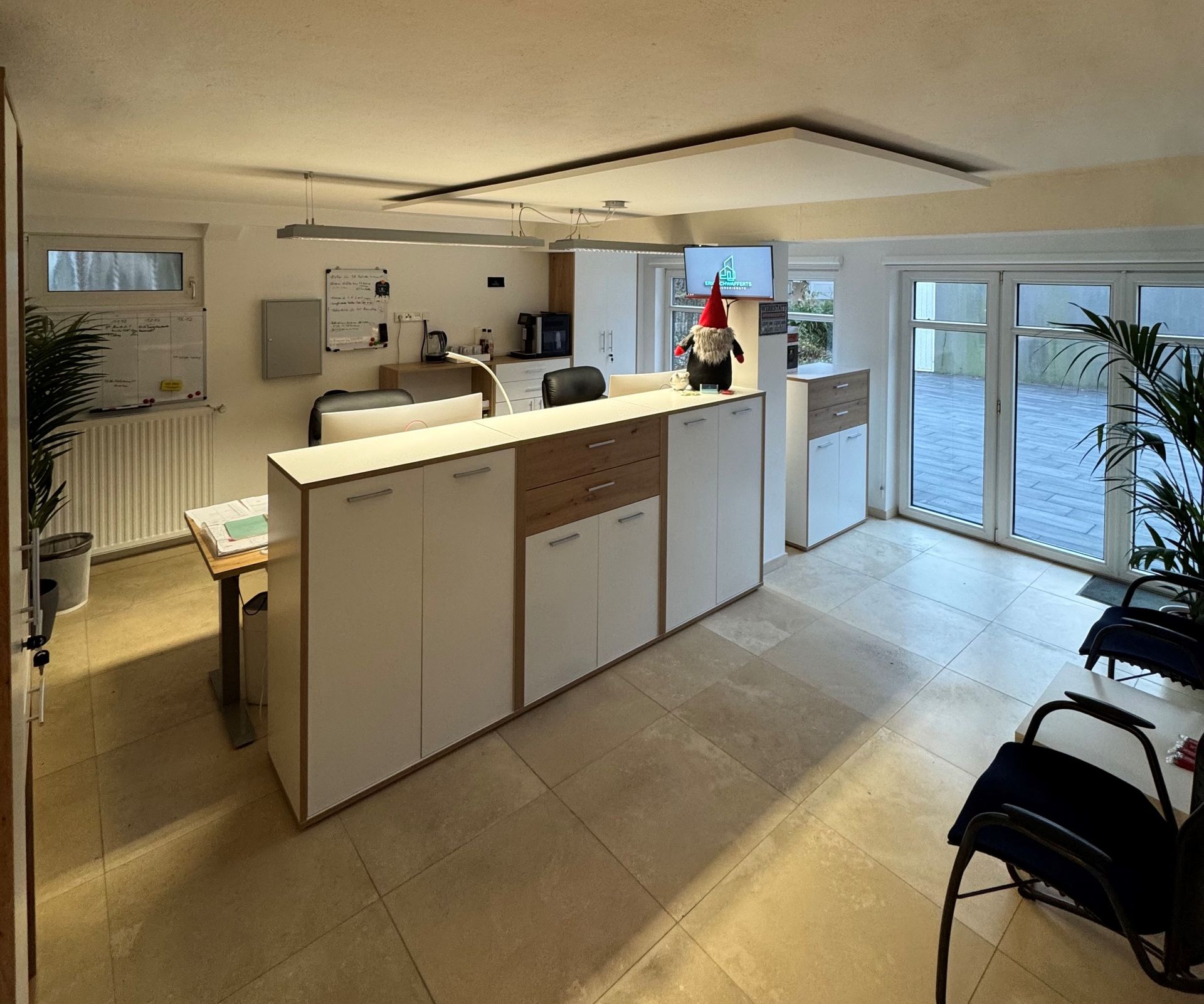 Eine Frau mit gelben Pullover telefoniert mit ihrem Smartphone