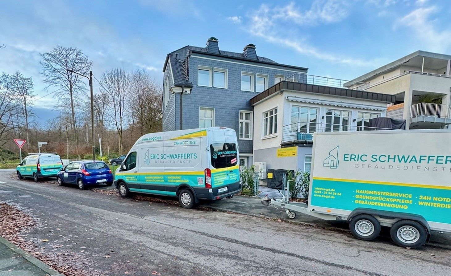 zwei Personen sitzen an einem Schreibtisch und verfassen ein Dokument