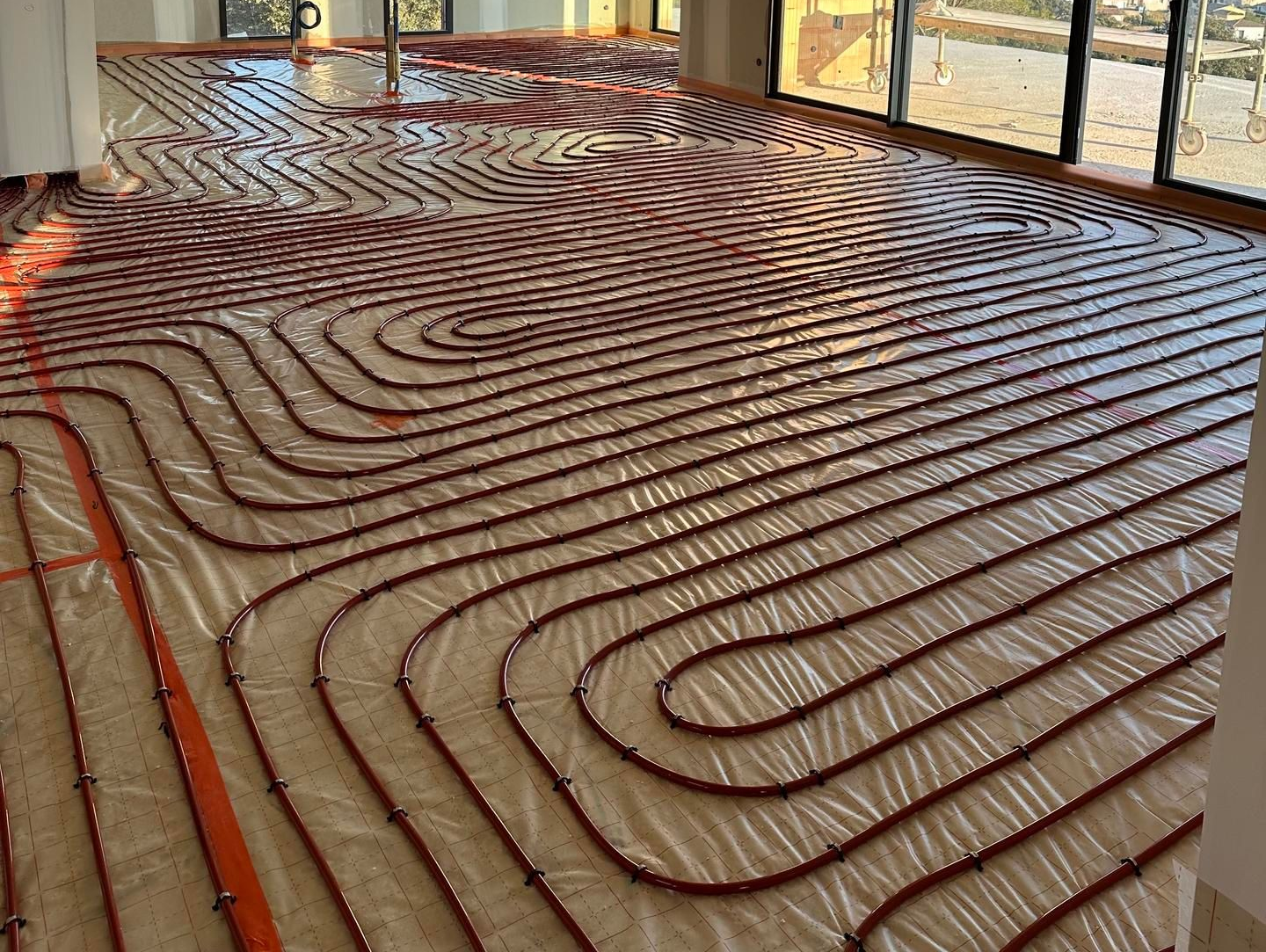 Chauffe-eau blanc avec tuyaux.