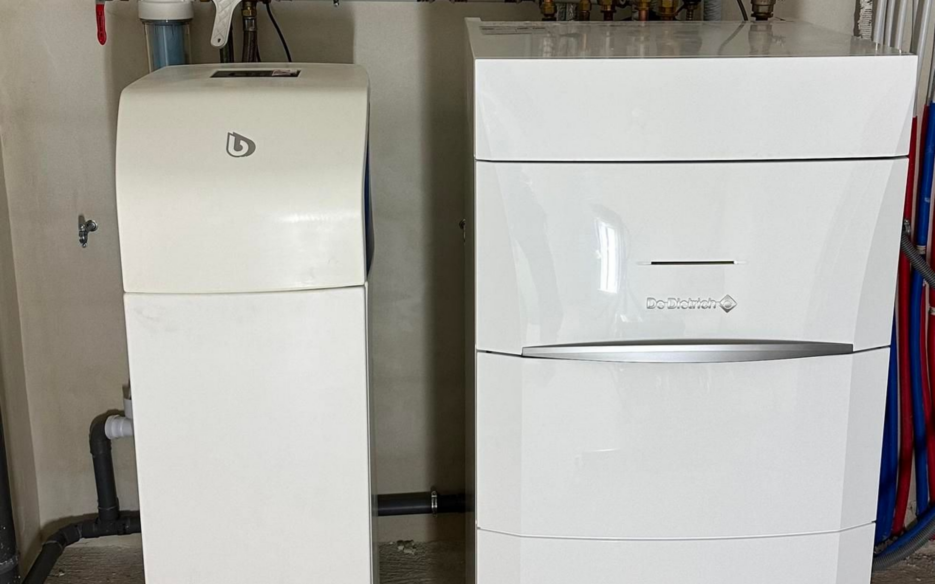 Deux unités de traitement des eaux blanches côte à côte contre un mur.