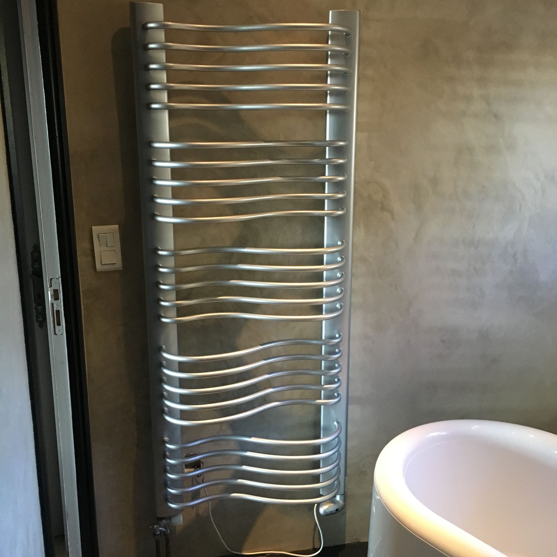 Radiateur blanc avec vanne thermostatique, gros plan.