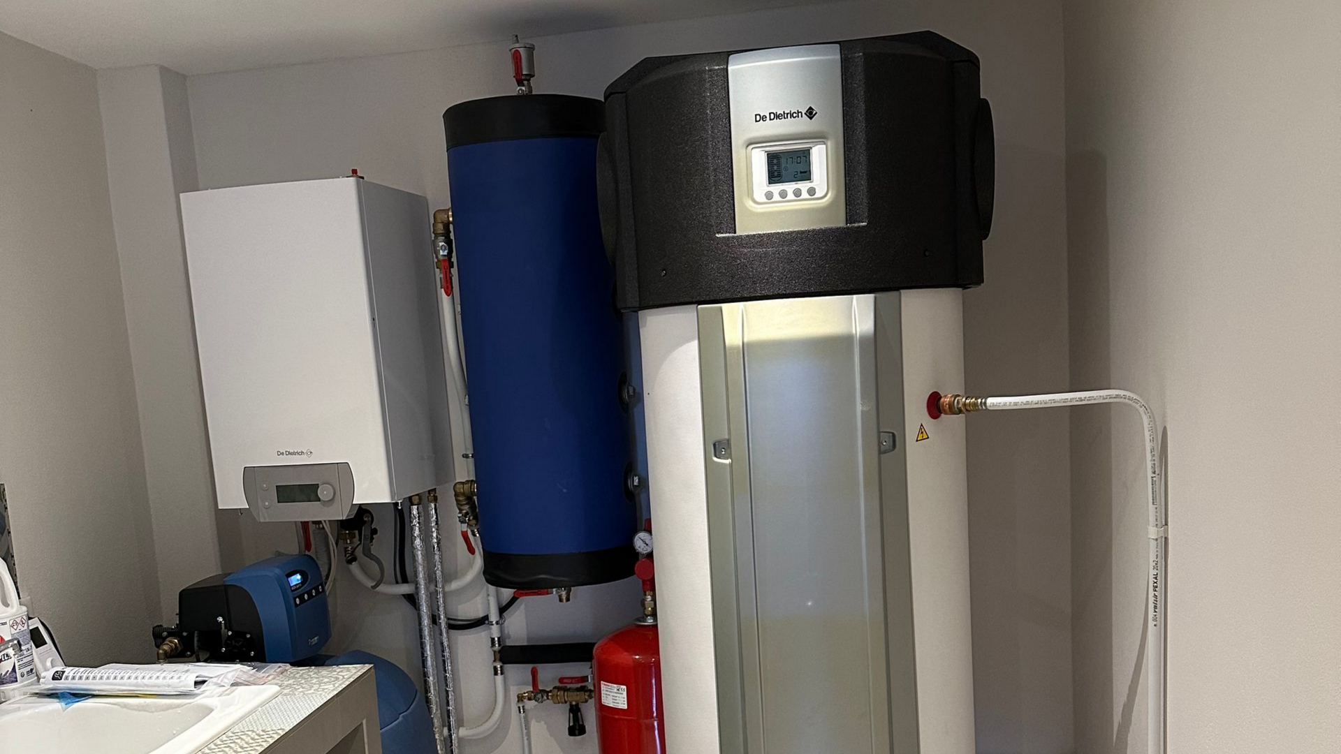 Des composants du système de chauffage : chauffe-eau, chaudière et vase d'expansion.