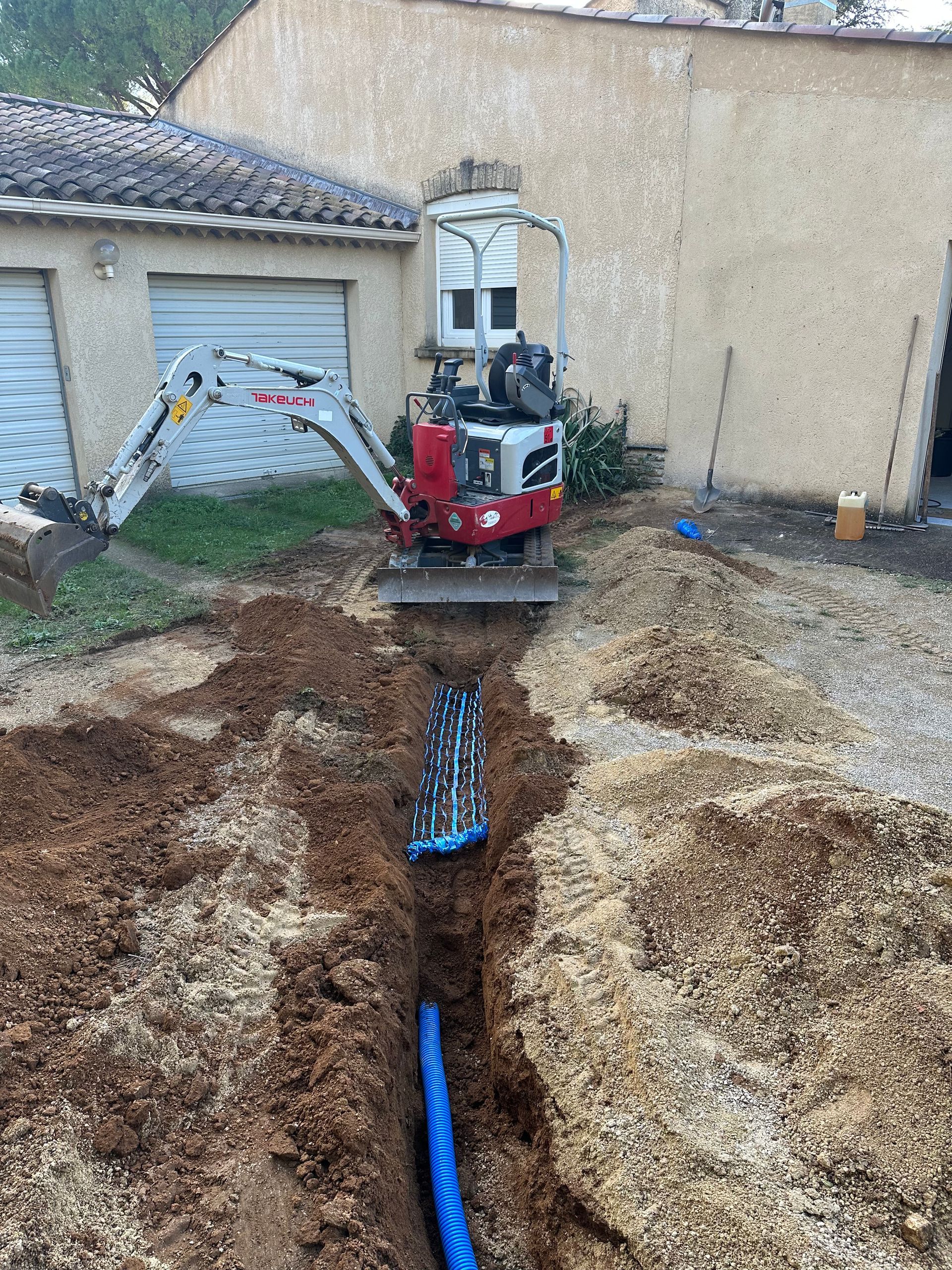 Un plombier utilise une clé pour serrer un tuyau sous un évier, provoquant une fuite d'eau.