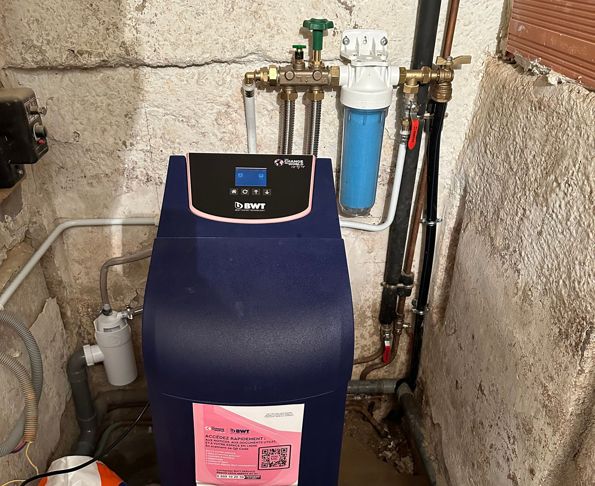 Personne versant des pastilles dans un adoucisseur d'eau.