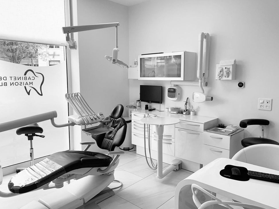 Intérieur du cabinet avec des appareils de dentistes
