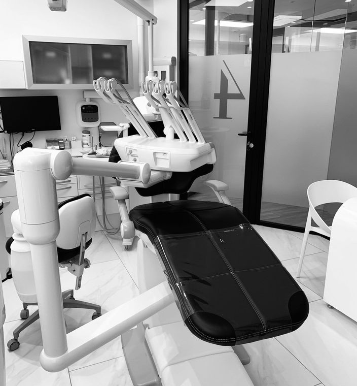 Intérieur d'une salle d'intervention dentaire avec fauteuil et appareils