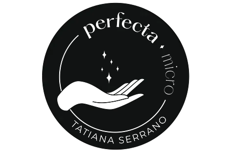 Logotipo de Perfecta Micro de Tatiana Serrano: Círculo negro con una mano blanca que alcanza destellos, rodeado de texto.