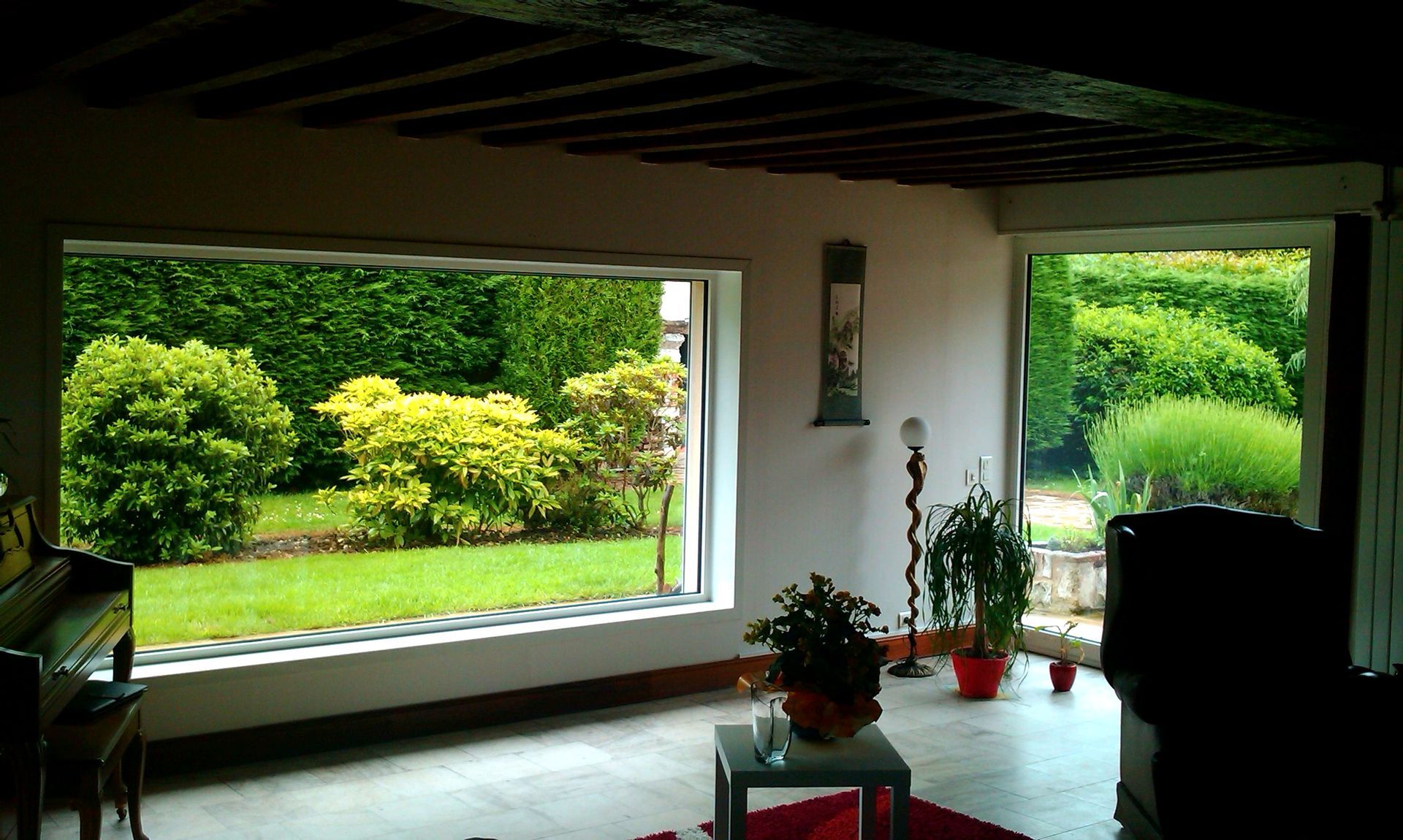 Deux fenêtres en PVC de différentes tailles avec des volets marron