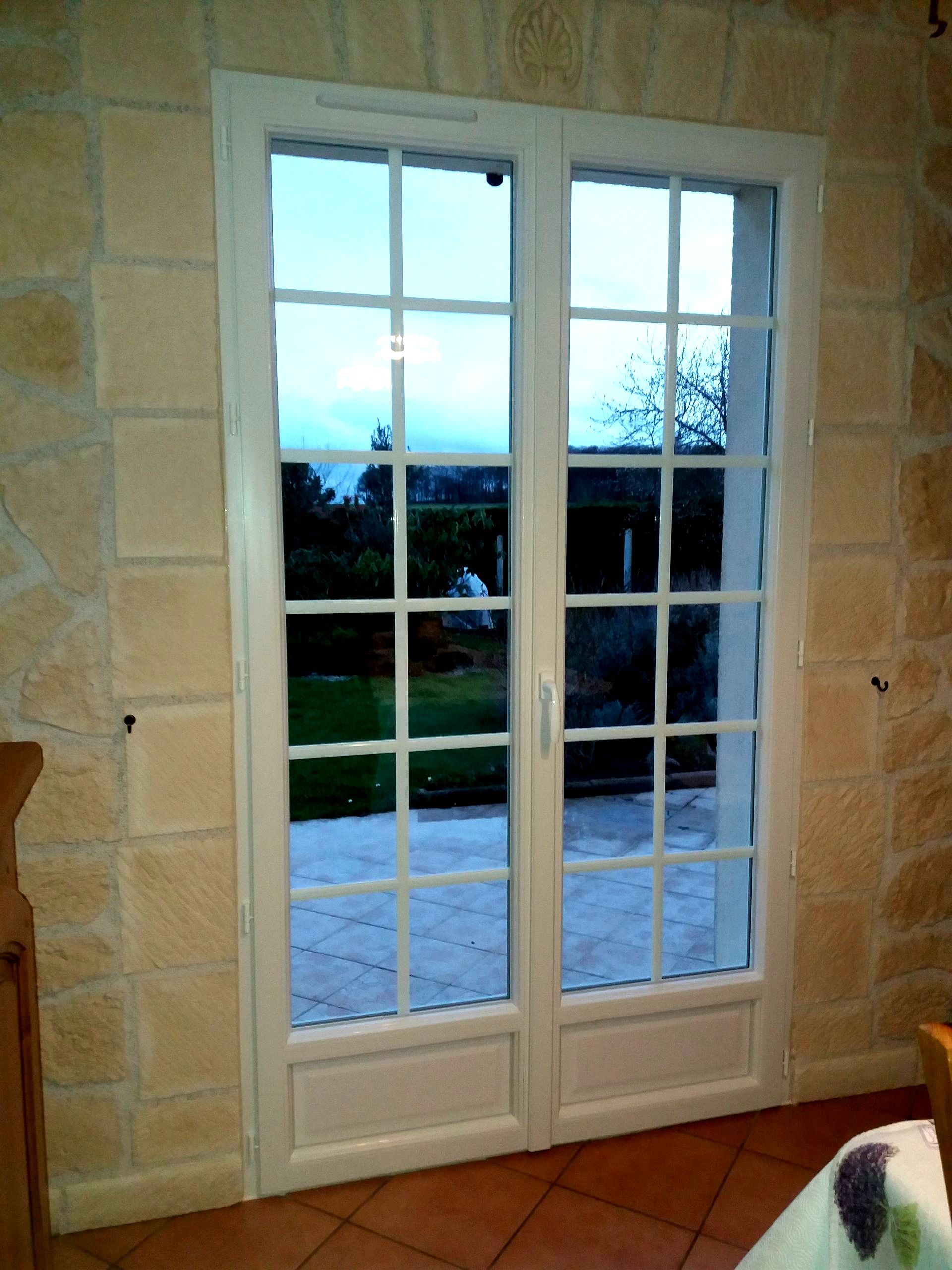 Fenêtre en PVC avec volets bleu clair