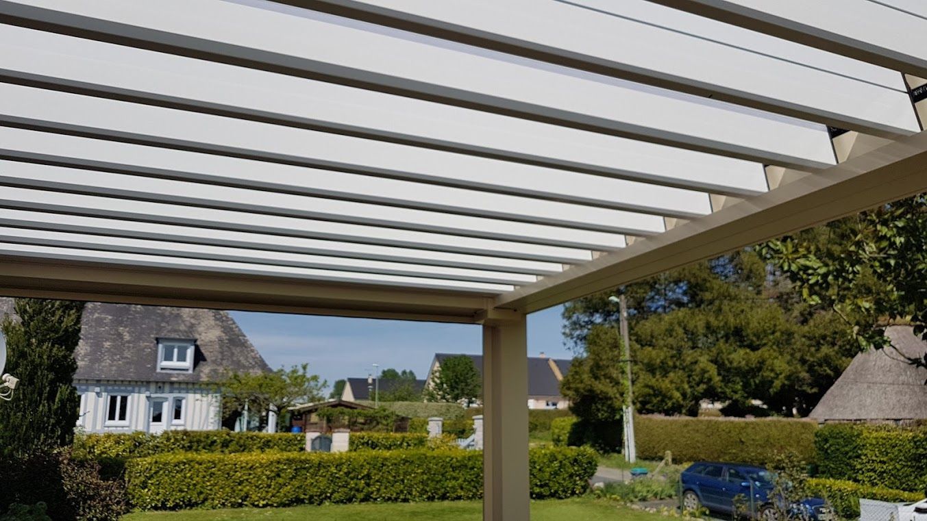 Lames orientables d'une pergola bioclimatique