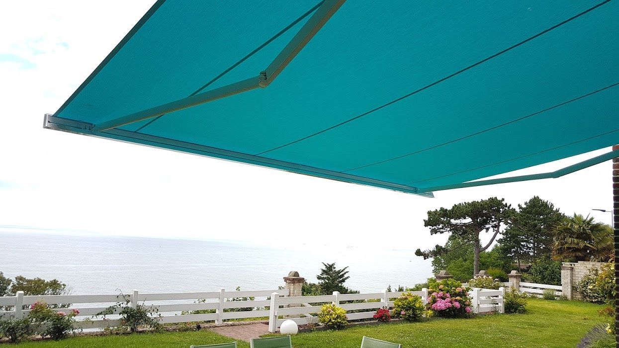 Un store banne bleu ouvert dans un jardin