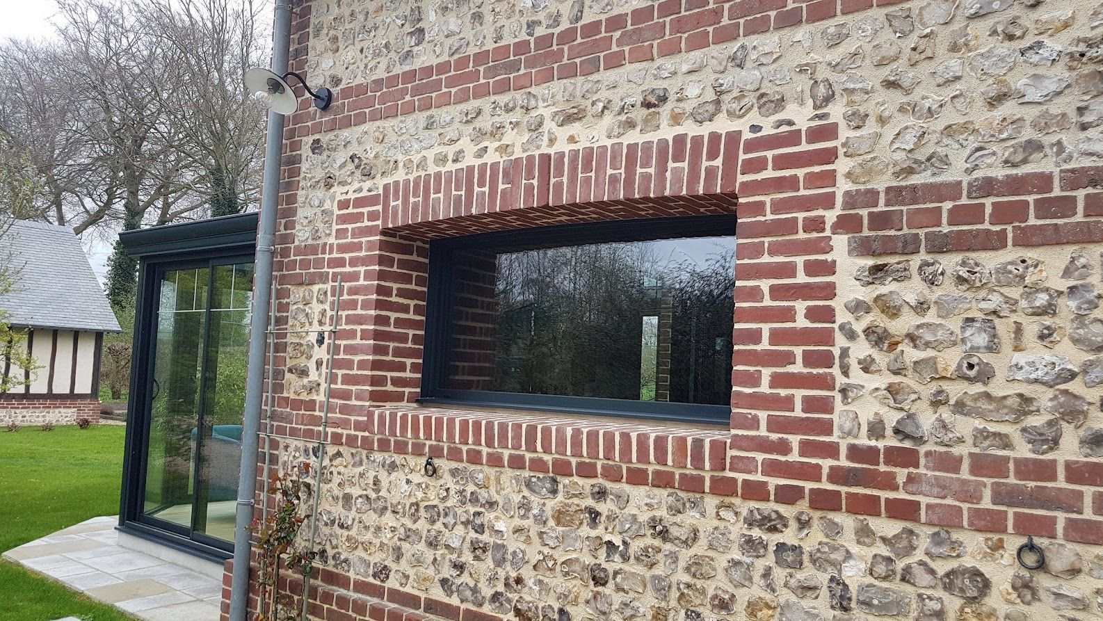 Une fenêtre rectangulaire dans un mur en pierre