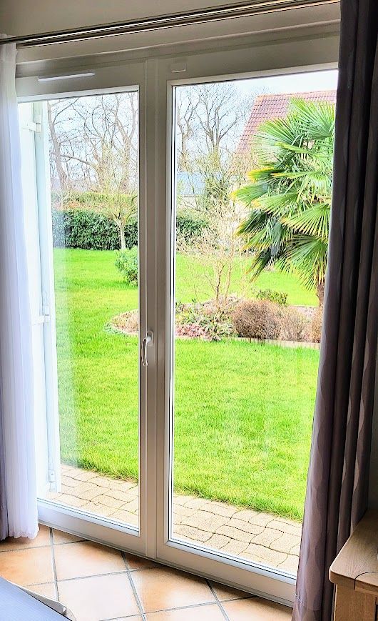 Une fenêtre blanche sur un toit en ardoises