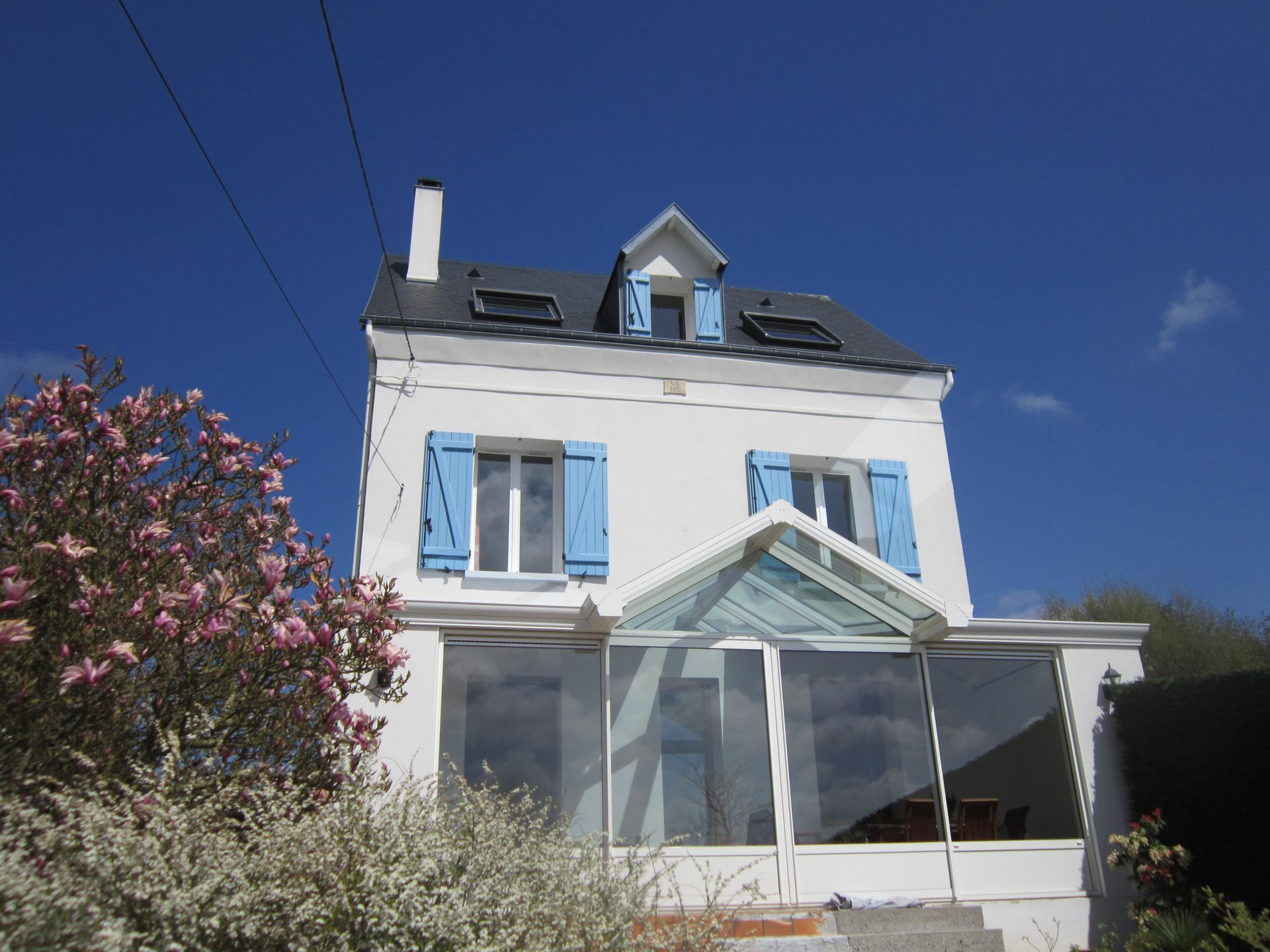 Une maison avec une véranda