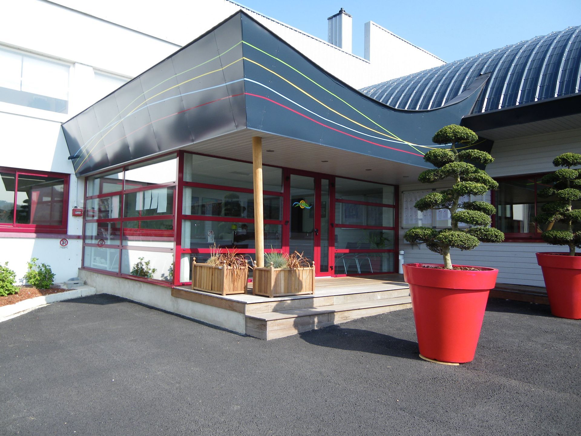 La devanture vitrée d'un bâtiment à Fécamp