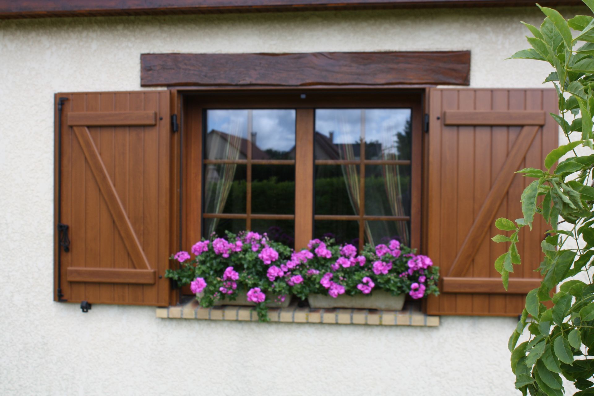 Fenêtre rectangulaire de couleur noire sur un mur blanc