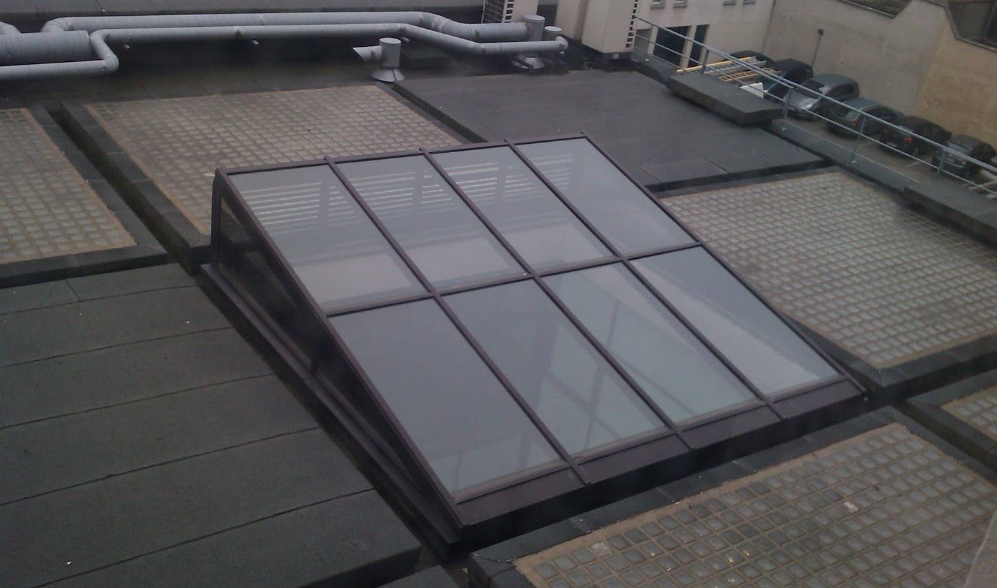 Une verrière pentue sur un toit-terrasse