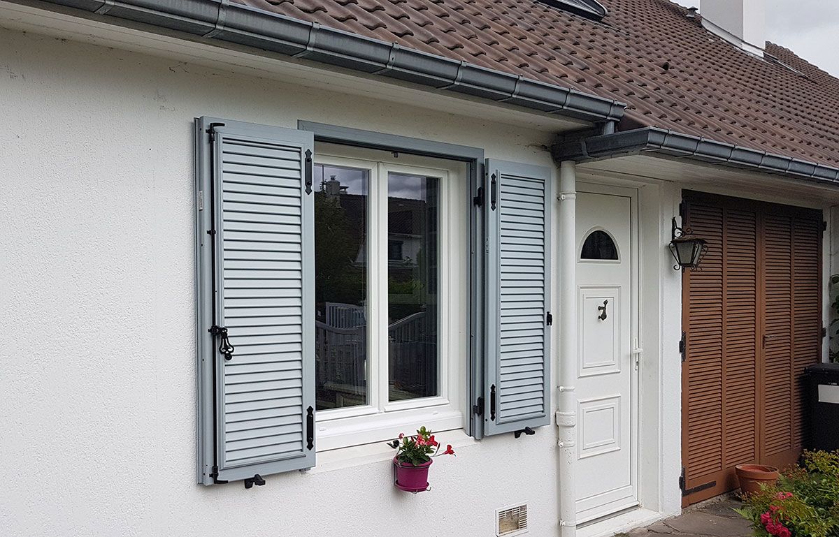 Volet en persienne de couleur bleue