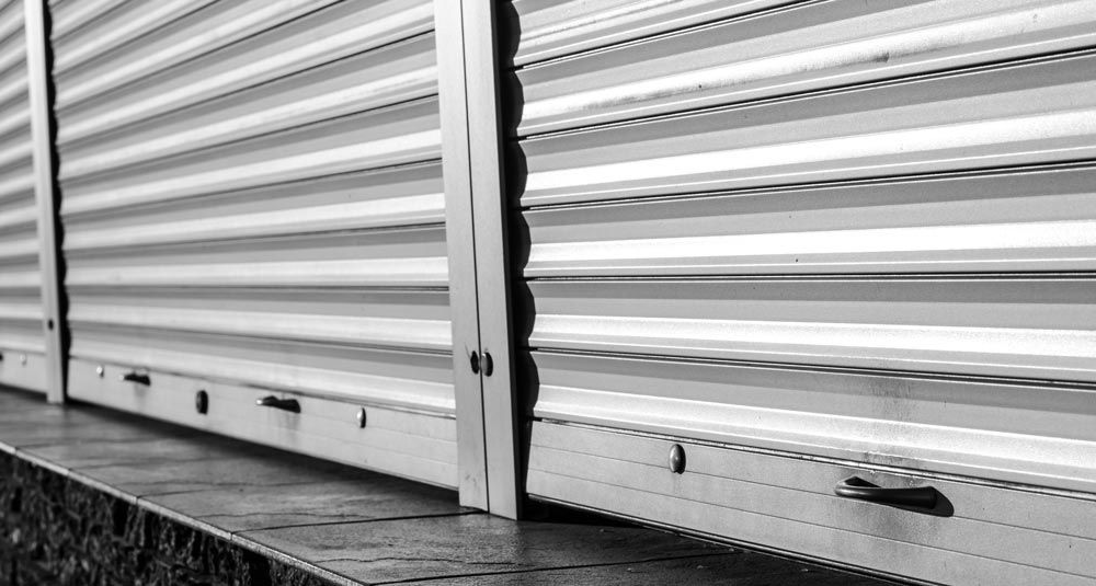 Le bas d'un rideau métallique gris fermé