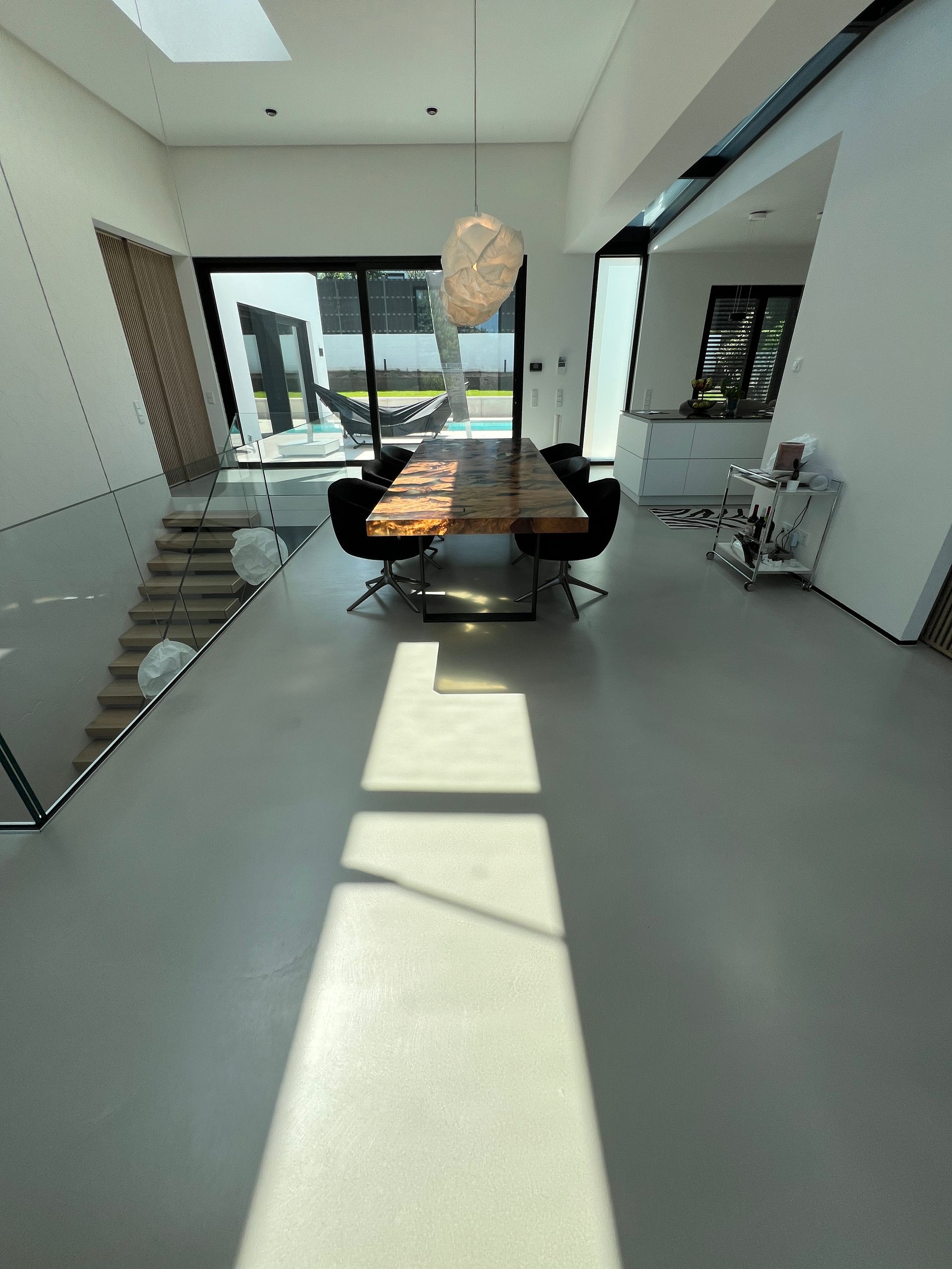 Wohnraum mit glänzendem Steinboden