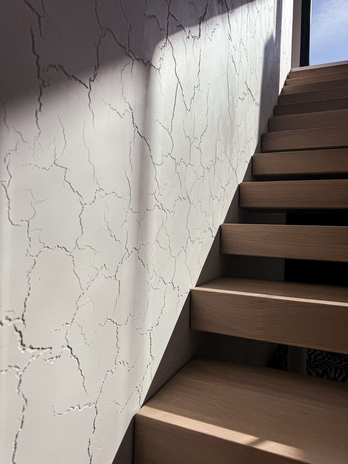 Betonwand und Treppe davor