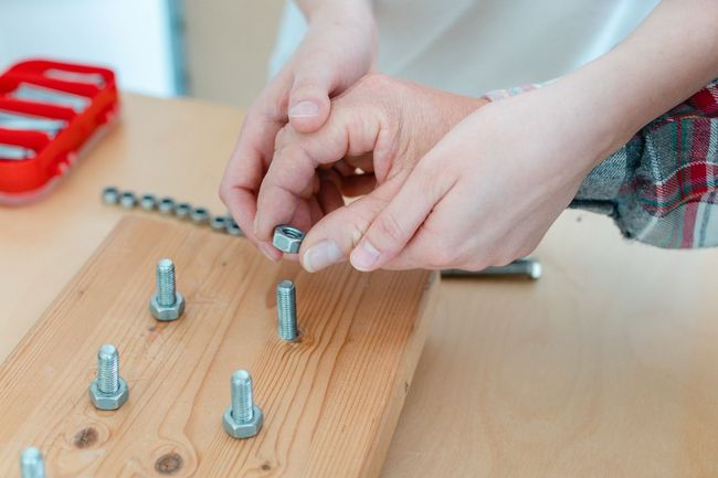 screwing nut on bolt - File ID 207871330 - © Arne9001