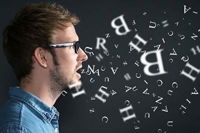 Ein Mann mit Brille schreit und aus seinem Mund kommen Buchstaben.