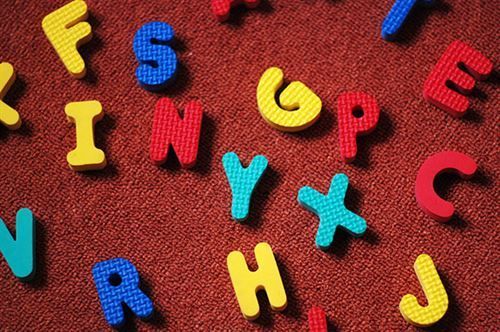Ein Haufen bunter Buchstaben auf einer roten Fläche