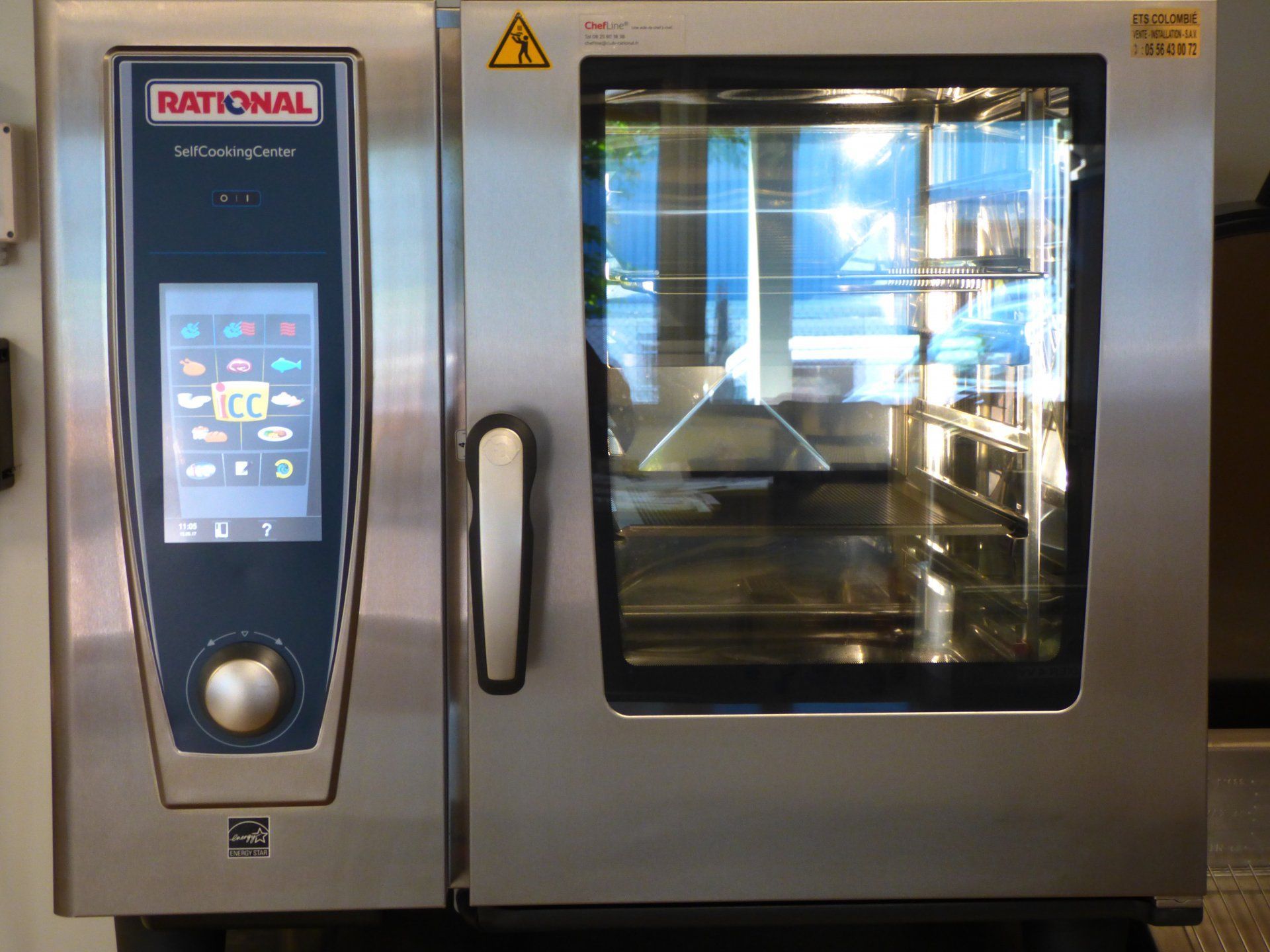 Four Rational SelfCookingCenter en acier inoxydable avec commandes tactiles.