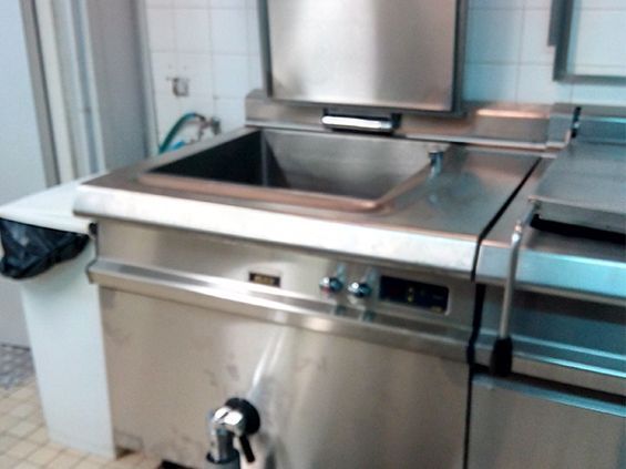 Équipement de cuisine professionnel en acier inoxydable avec un grand évier.