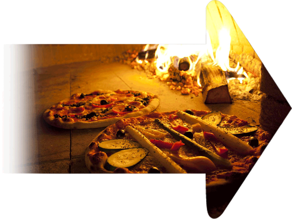 Pizzas en train de cuire dans un four à bois ; flammes visibles.