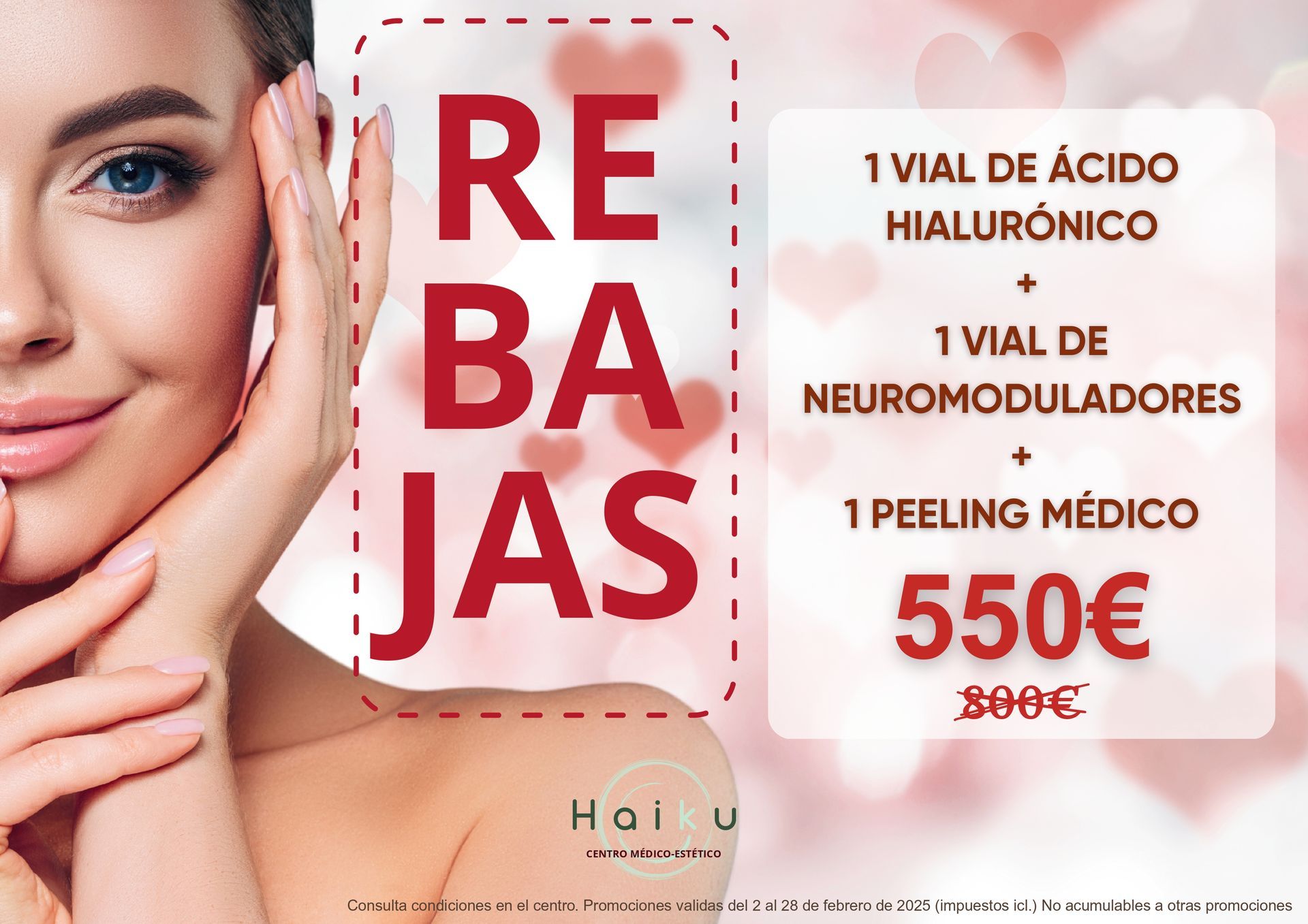 Mujer recibiendo inyección facial con manos enguantadas, fondo azul.