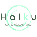 Logotipo para Haiku Medical-Aesthetic Center, que presenta un círculo con pinceladas verdes y texto.