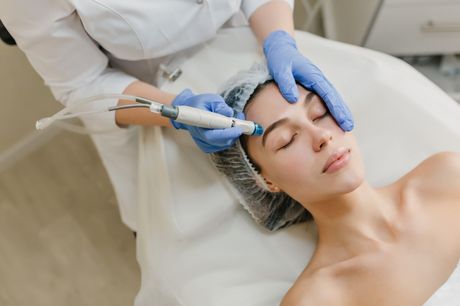 Máquina de spa médico con interfaz de pantalla táctil y varios aplicadores de tratamiento.