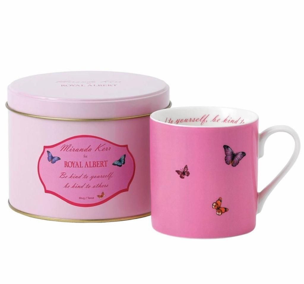 Rosafarbene Teetasse mit passender Teedose für entspannende Momente daheim.