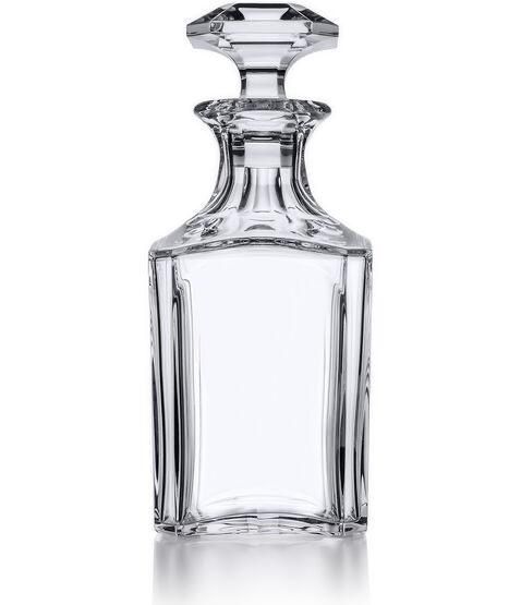 Filigrane Karaffe aus Kristallglas puristisch in Szene gesetzt.