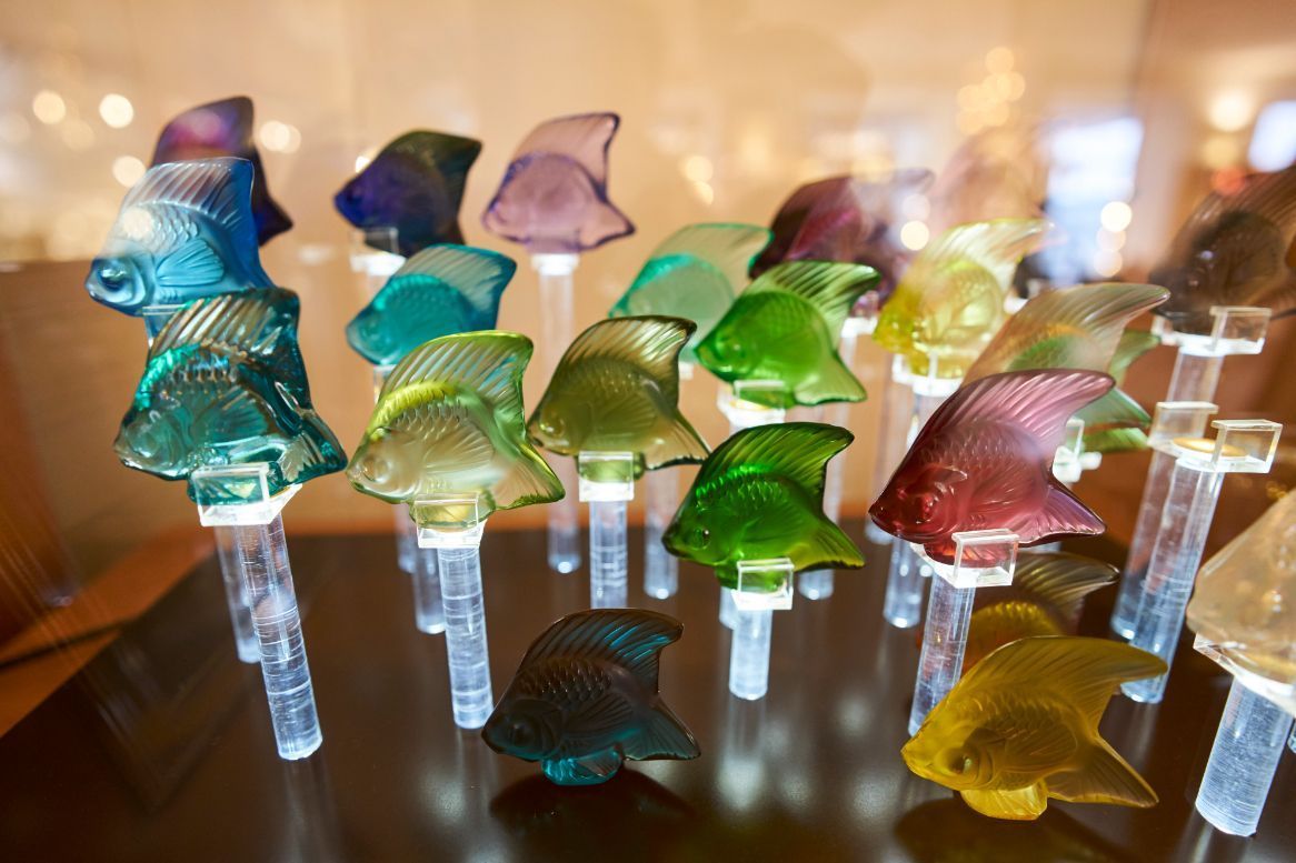 Bunte, dekorative Fische aus Glas für ihre Tischedkorationen.