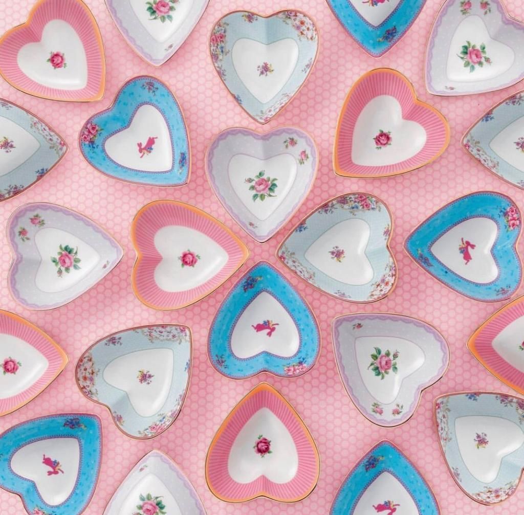 Verspielte Schälchen in Herzform in ansprechenden Pastellfarben.