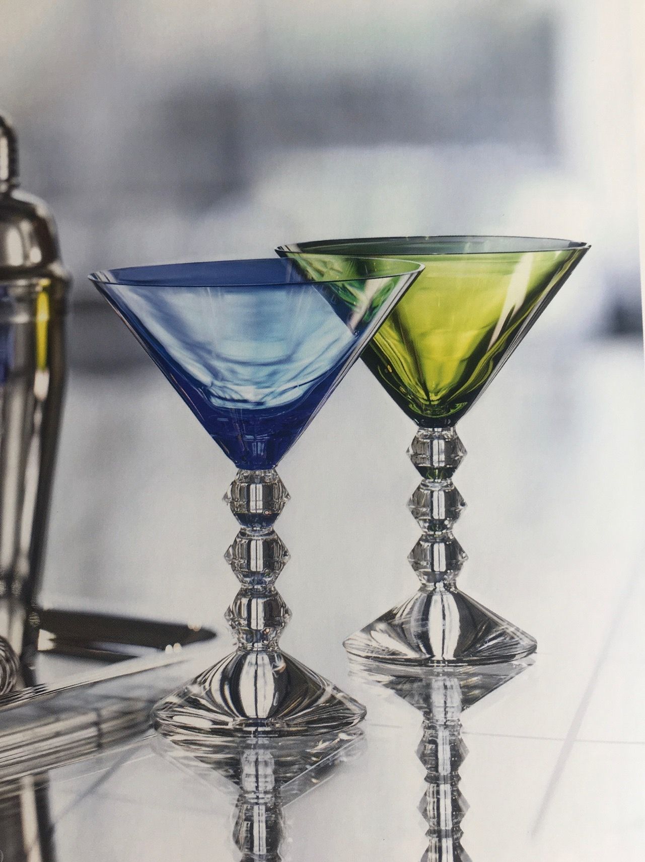 Aux Arts du Feu Handgefertigte Weingläser mit elegantem Schliff, bereit für den gehobenen Genuss.