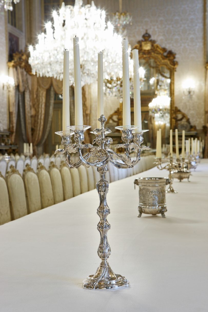 Detailaufnahme eines stilvollen Kerzenständers mit elegantem Fuß.