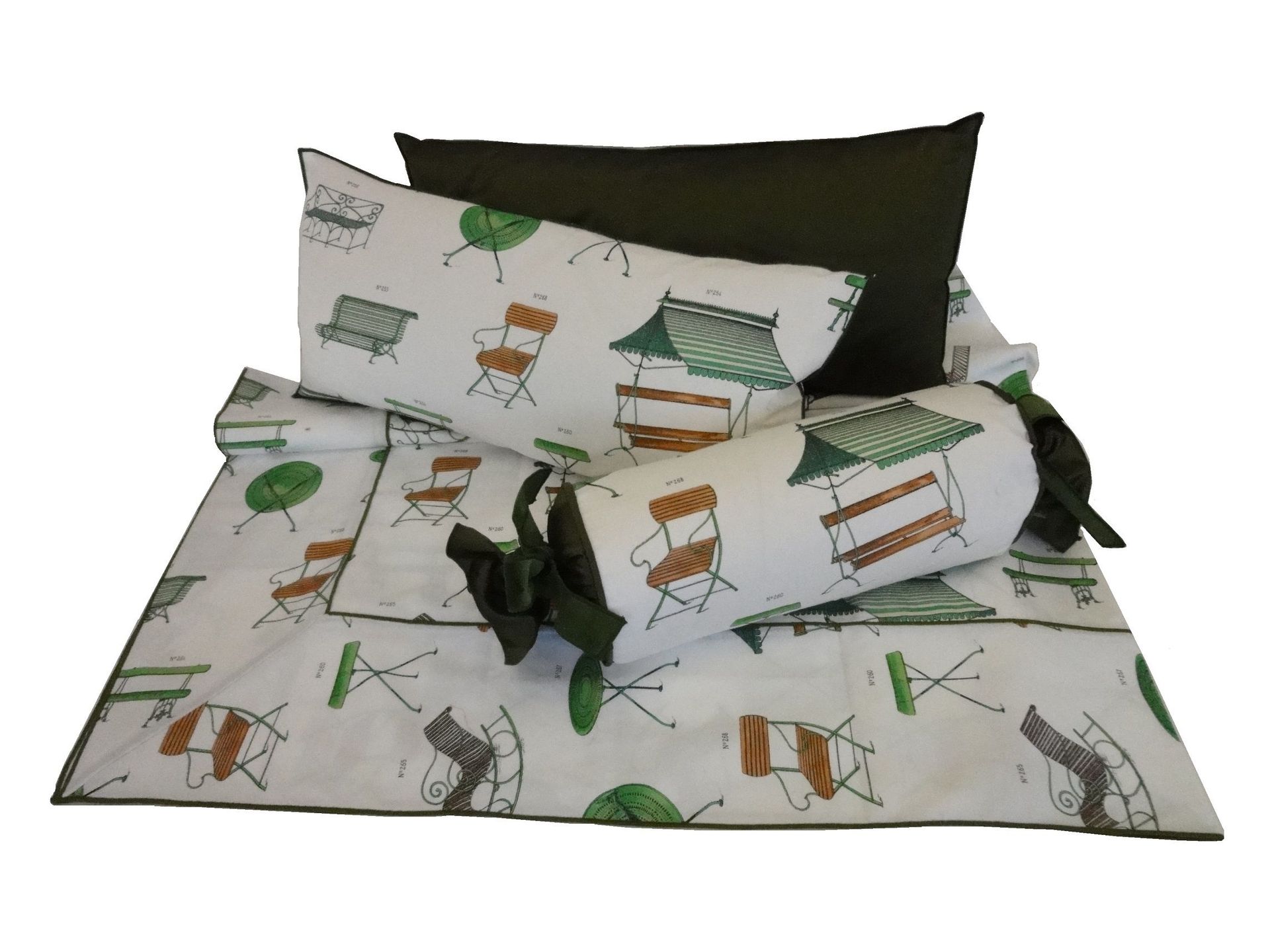 Entspannte Gartenpolste mit verspielten Mustern.