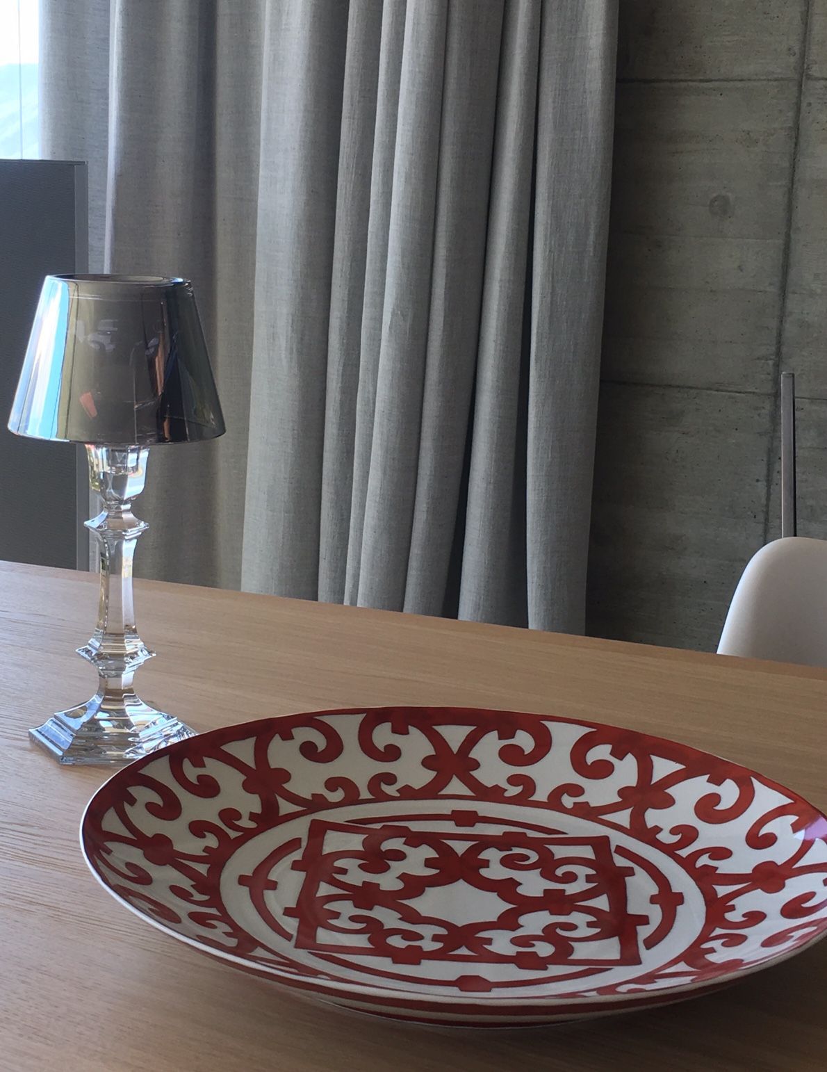 Dekorativer Teller mit lebendiger, handbemalter Oberfläche, präsentiert auf einem gedeckten Tisch.