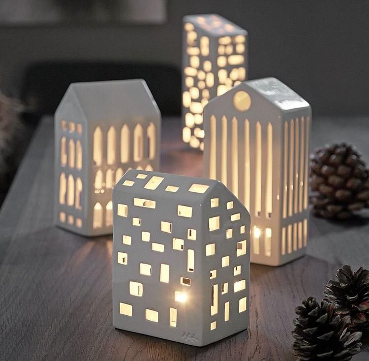 Dekorative Teelichtständer für stimmungsvolle Weihnachtsmomente.