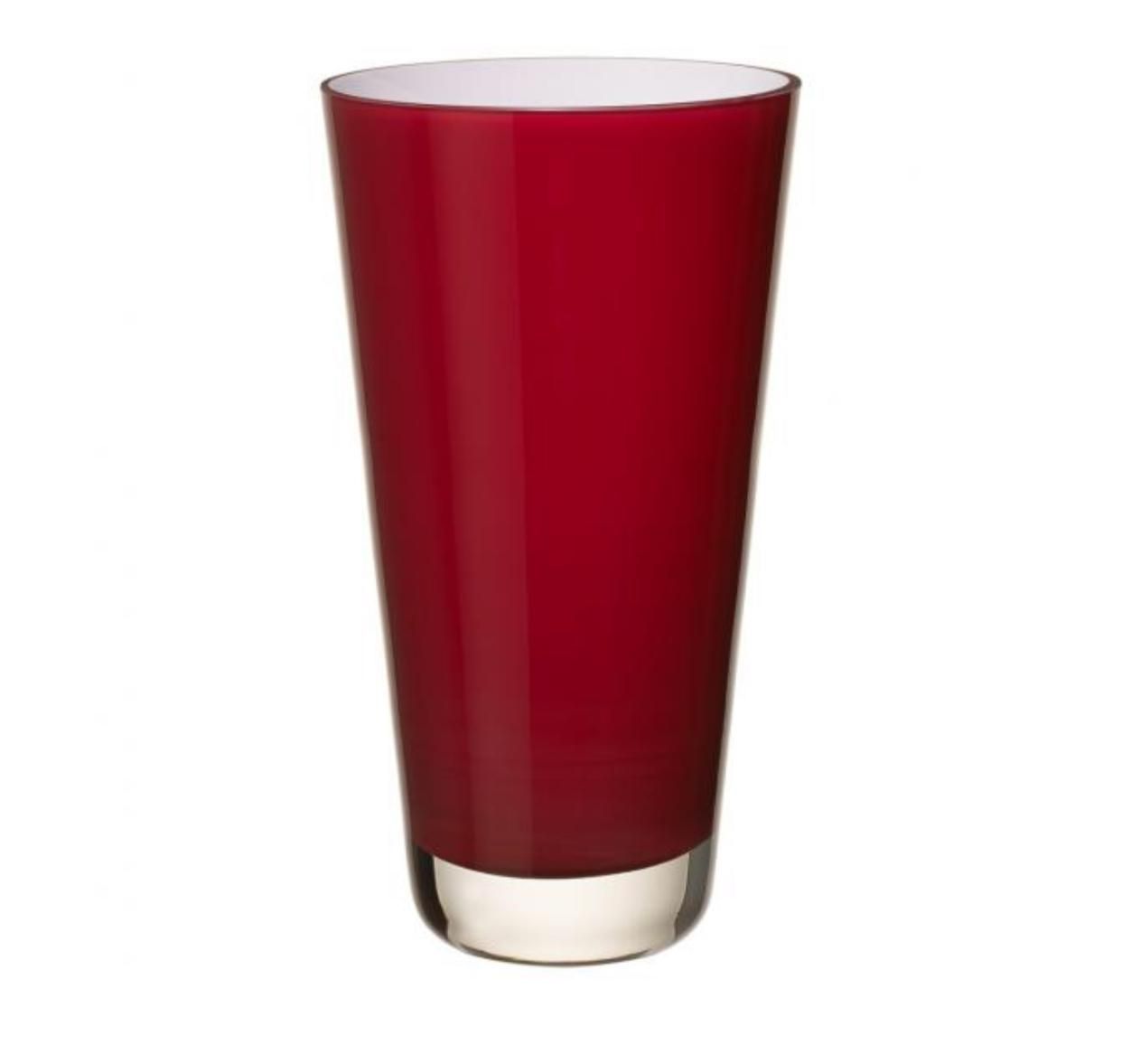 Rotes Glas für alltäglichen Gebrauch in moderner Ästhetik.