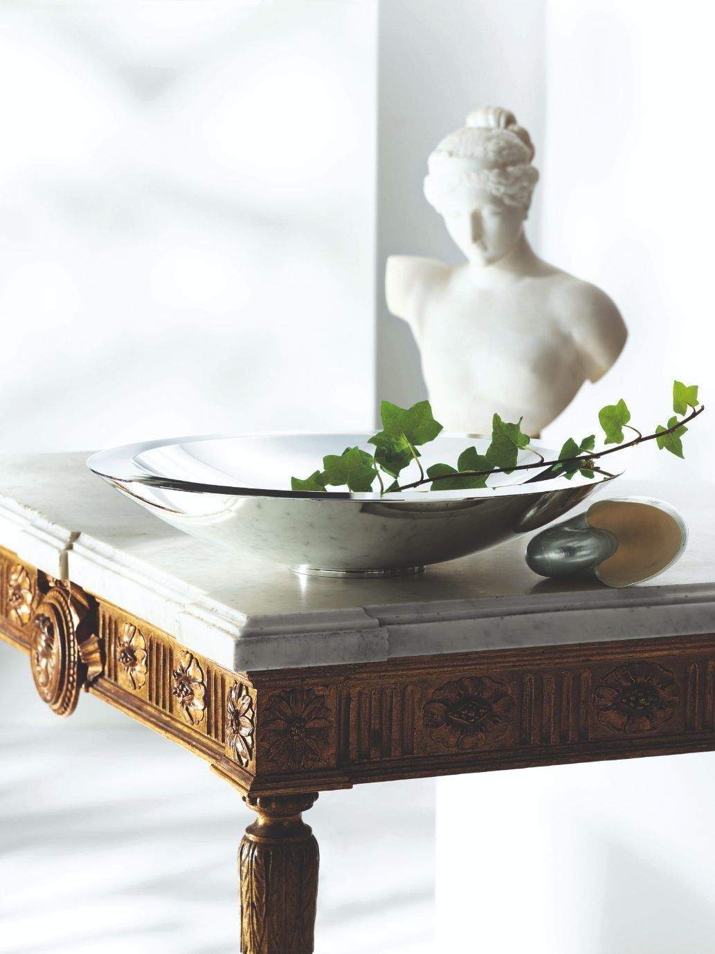 Dekorative Keramikvase mit lebendiger, handbemalter Oberfläche, präsentiert in einer lichtdurchfluteten Ecke.