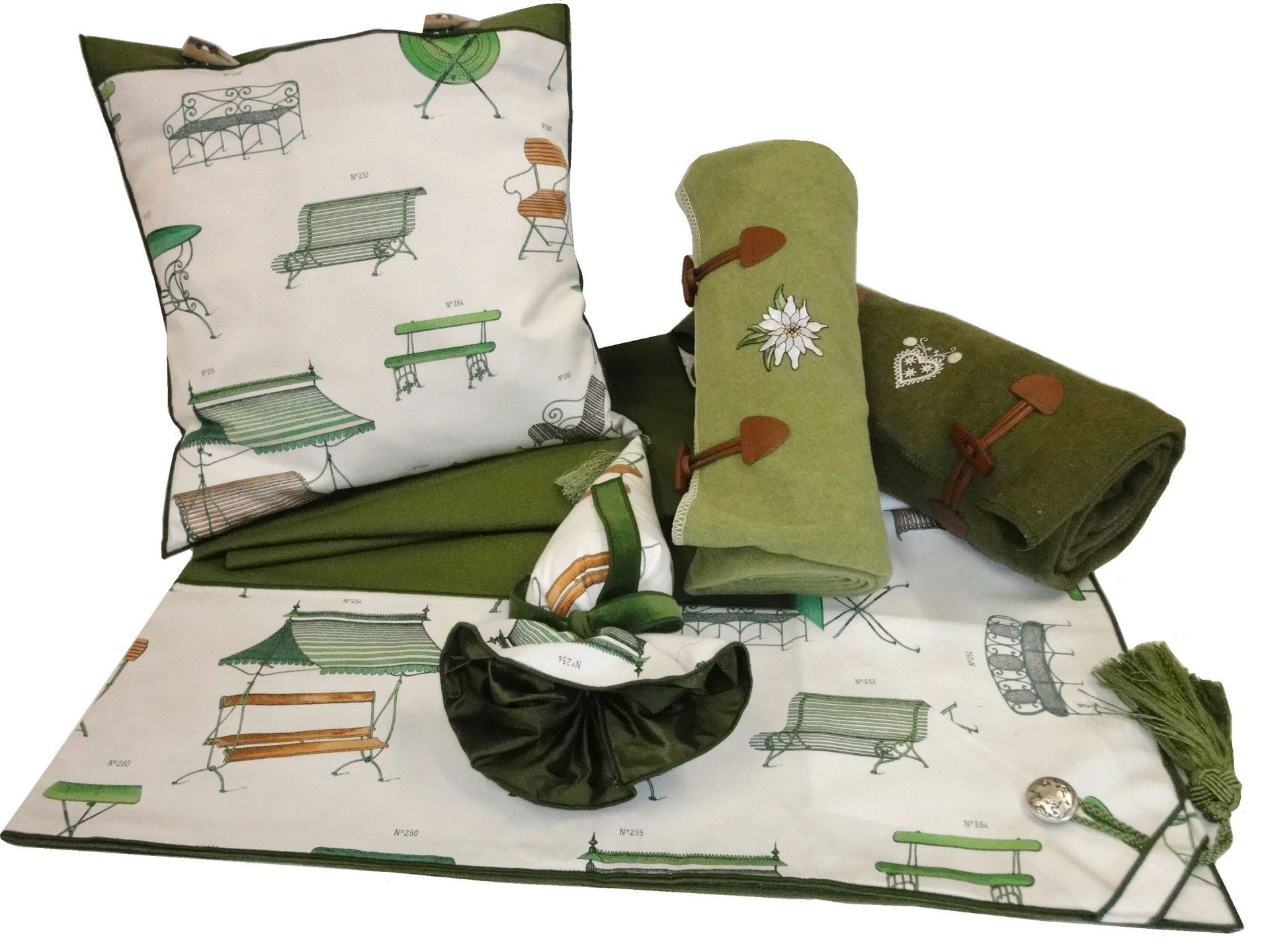 Entspannte Gartenpolste mit verspielten Mustern.